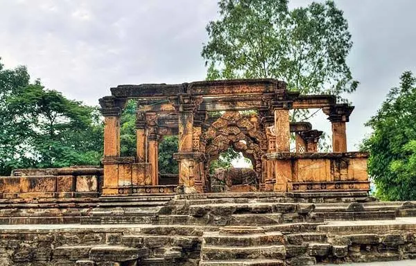 नीमच में घूमने की जगहें: टॉप 10 पर्यटन स्थल और मंदिर 2 नवा तोरण मंदिर (Nava Toran Temple)